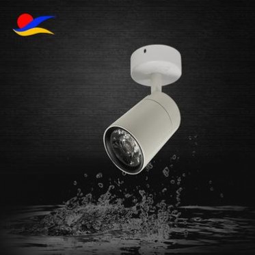 服装店轨道射灯选购指南：COB导轨灯与橱窗展示灯光效解析