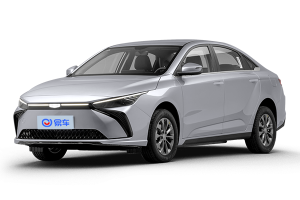 纯电轿车深度实拍，内饰全景与空间表现全解析