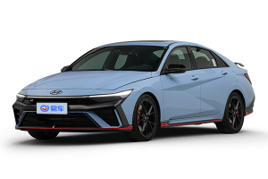 高性能紧凑轿跑实拍解析：全景座舱与空间表现全览