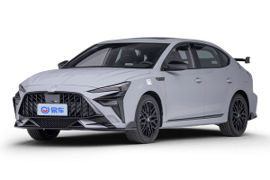 紧凑型轿车全解析：内饰空间与油耗实测，全景视野驾乘体验