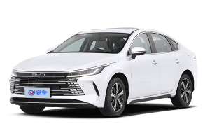 紧凑型轿车实测油耗4L/100km，内饰全景与空间实拍解析