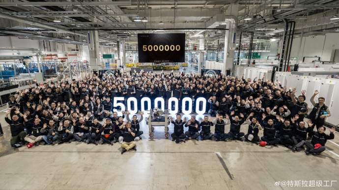 特斯拉上海超级工厂第500万台电驱系统下线｜行业新里程碑