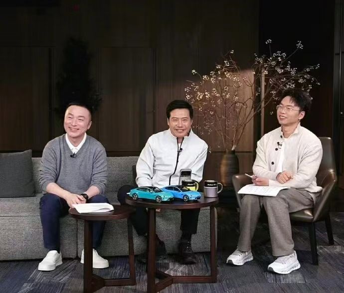 小米SU3渲染图辟谣｜雷军回应改款节奏与升级亮点